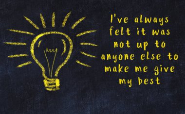 Bilgece bir alıntı ve siyah karatahtaya bir ampul çizimi