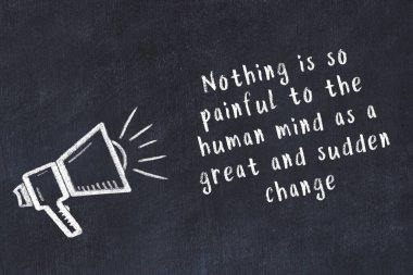 Bir hoparlörün tebeşir çizimi ve siyah karatahtaya el yazısıyla yazılmış alıntılar