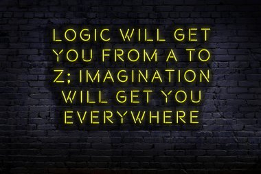 Tuğla duvardaki bilgece alıntıların neon yazıları üzerine gece görüşü