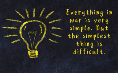 Bilgece bir alıntı ve siyah karatahtaya bir ampul çizimi