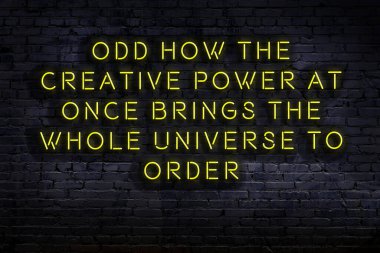 Zekice ve motive edici bir alıntı. Karanlıkta duvarda neon levhası