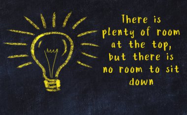 Bilgece bir alıntı ve siyah karatahtaya bir ampul çizimi