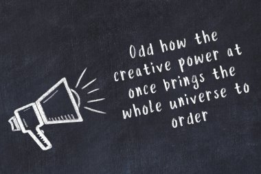 Bir hoparlörün tebeşir çizimi ve siyah karatahtaya el yazısıyla yazılmış alıntılar