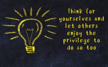 Bir karatahtaya ve bir ampul çizimine elle yazılmış akıllı bir alıntı.