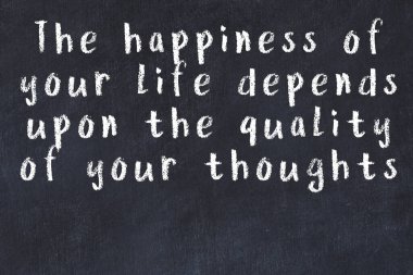 Bilgece motive edici el yazısı tebeşirle yazılmış siyah karatahta