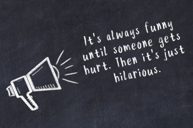 Bilge motivasyonel yazıtlı siyah karatahtaya hoparlör çizimi