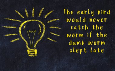 Bilgece bir alıntı ve siyah karatahtaya bir ampul çizimi