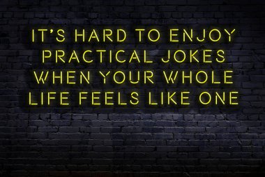 Tuğla duvardaki ışıklı neon tabela olarak bilgece alıntı