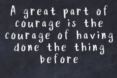 Bilgece motive edici el yazısı tebeşirle yazılmış siyah karatahta