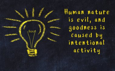 Bilgece bir alıntı ve siyah karatahtaya bir ampul çizimi