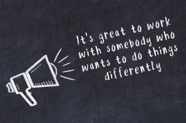 Bilge motivasyonel yazıtlı siyah karatahtaya hoparlör çizimi