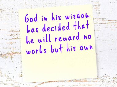 Sarı yapışkan not, ahşap duvarda el yazısıyla yazılmış zekice bir alıntıyla.