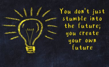 Bilgece bir alıntı ve siyah karatahtaya bir ampul çizimi