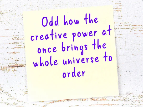 Sarı yapışkan not, ahşap duvarda el yazısıyla yazılmış zekice bir alıntıyla.