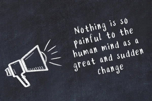 Bir hoparlörün tebeşir çizimi ve siyah karatahtaya el yazısıyla yazılmış alıntılar