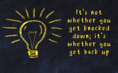 Bir karatahtaya ve bir ampul çizimine elle yazılmış akıllı bir alıntı.