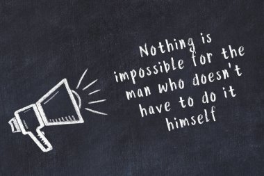 Bilge motivasyonel yazıtlı siyah karatahtaya hoparlör çizimi