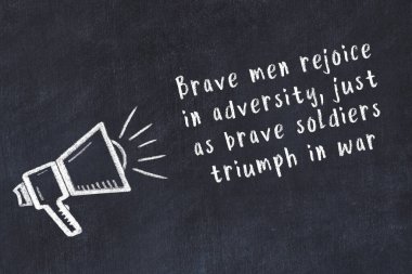 Bir hoparlörün tebeşir çizimi ve siyah karatahtaya el yazısıyla yazılmış alıntılar