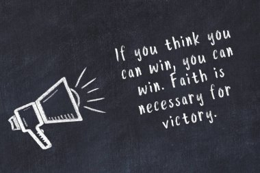 Bir hoparlörün tebeşir çizimi ve siyah karatahtaya el yazısıyla yazılmış alıntılar