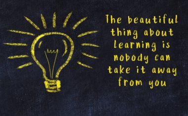 Bilgece bir alıntı ve siyah karatahtaya bir ampul çizimi