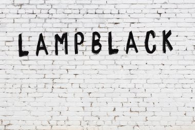 Yazılı beyaz tuğla duvar. Siyah boyalı lamba siyahı.
