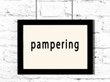 Beyaz tuğla duvarda asılı siyah ahşap çerçeve. 