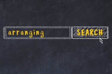 Siyah karatahtaya arama motoru çiziliyor. Düzenleme arayışı kavramı