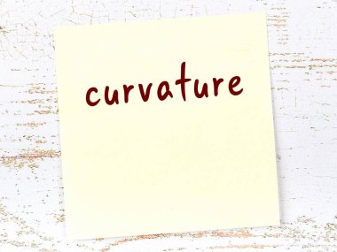 Eğrilik hakkında hatırlatma kavramı. Tahta duvarda üzerinde yazı olan sarı yapışkan kağıt.