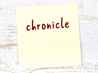 Tahta duvardaki sarı yapışkan notta el yazısıyla yazılmış günlük kaydı var.