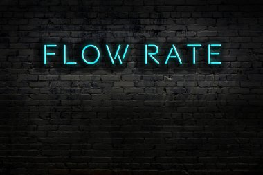 Geceleri duvarda neon levhası var. Yazı akış oranı