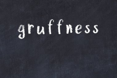 Siyah masadaki tebeşir elle yazılmış yazıtlar.