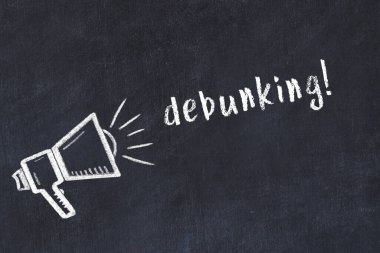 Hoparlör çizimi ve yazı tahtasıyla siyah karatahta