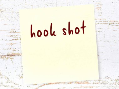 Kanca atışını hatırlatma kavramı. Tahta duvarda üzerinde yazı olan sarı yapışkan kağıt.