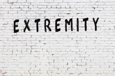 Üzerinde yazı olan beyaz tuğla duvar, el yazısıyla siyah boya.