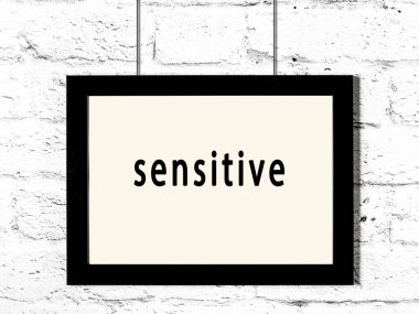 Siyah ahşap çerçeve, beyaz tuğla duvarda yazıya duyarlı. 