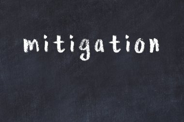 Siyah masanın üzerine elle yazılmış tebeşir yazma hafifletmesi