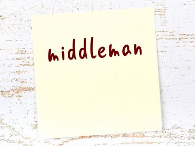 Tahta duvardaki sarı yapışkan notta el yazısı aracılar var.