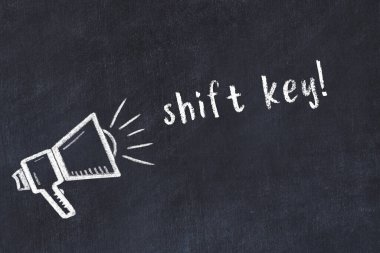 Hoparlörün tebeşir çizimi ve siyah masanın üzerine el yazısıyla yazılmış yazı kaydırma anahtarı