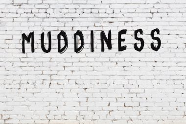 Üzerinde yazı olan beyaz tuğla duvar. Elle yazılmış, siyah boya.