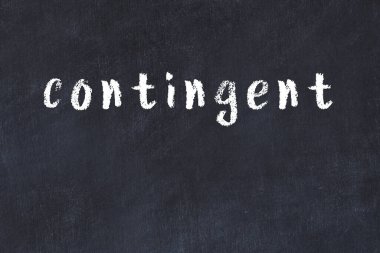 Siyah masadaki tebeşir el yazısı şartı