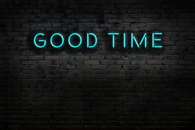 Geceleri duvarda neon levhası var. Yazı zamanı.