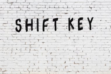 Yazıt kaydırma anahtarı beyaz duvarda siyah boya ile yazılmış..