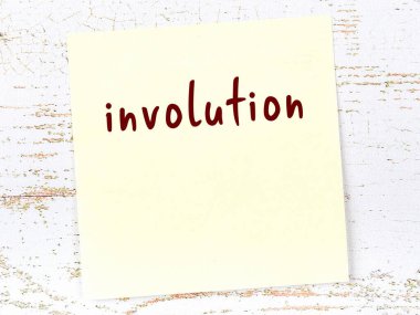 Tahta duvardaki sarı yapışkan notta el yazısıyla yazılmış davet var.