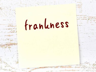 Tahta duvardaki sarı yapışkan notta el yazısıyla yazılmış açık sözlülük var.