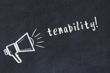 Hoparlör çizimi ve yazıt korunumu olan siyah karatahta