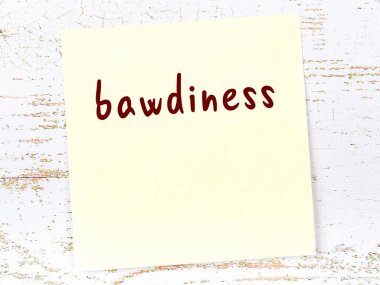 Müstehcenliği hatırlatma anlayışı. Tahta duvarda üzerinde yazı olan sarı yapışkan kağıt.