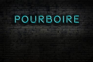 Geceleri duvarda neon levhası var. Yazıt dökümü