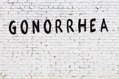 Bel soğukluğu yazılı beyaz tuğla duvar. Siyah boyayla yazılmış.