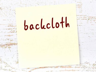 Tahta duvardaki sarı yapışkan notta el yazısıyla yazılmış ters bez var.