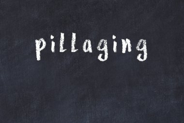 Üzerinde el yazısıyla yağmalama olan bir kolej tahtası.